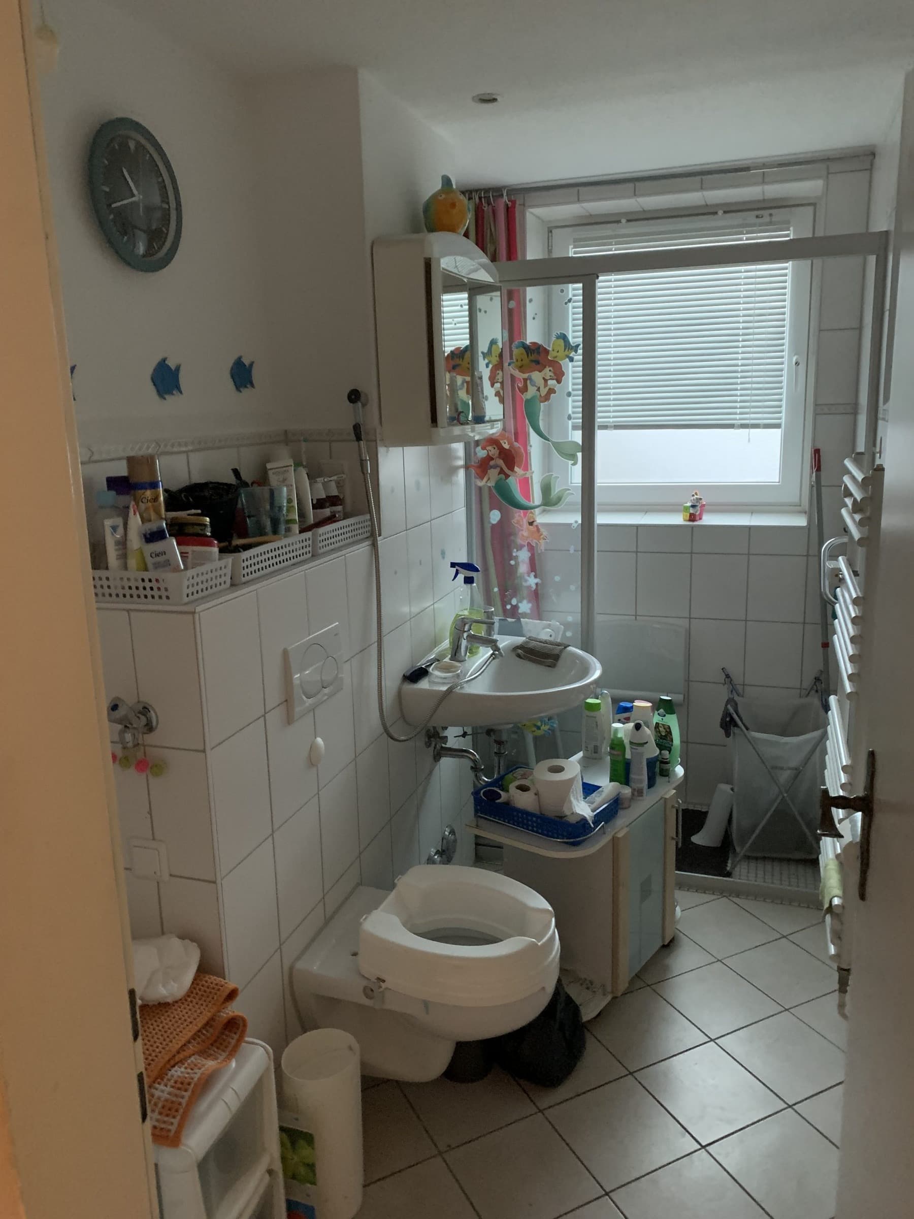 Badezimmer vor der Räumung mit Regalen und Pflegeartikeln