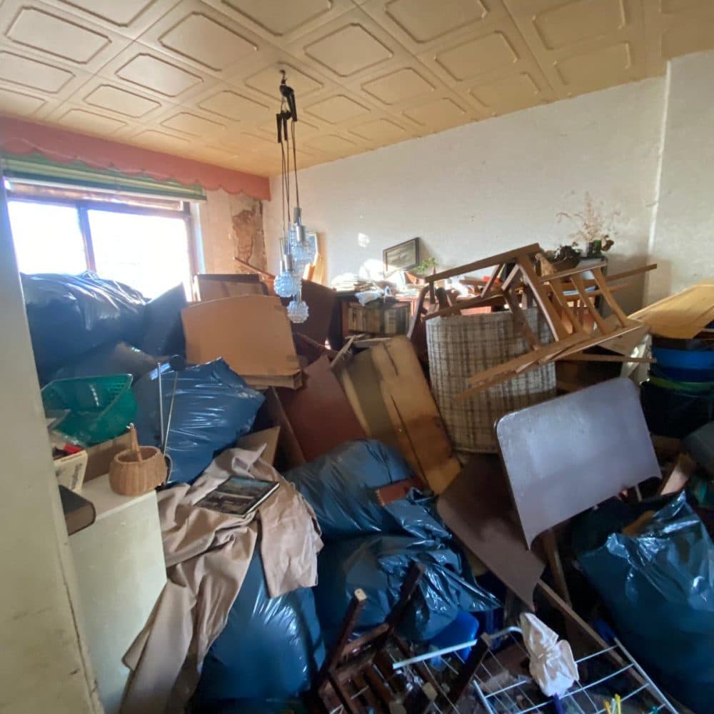 Zimmer voller Säcke, Stühle und Möbel