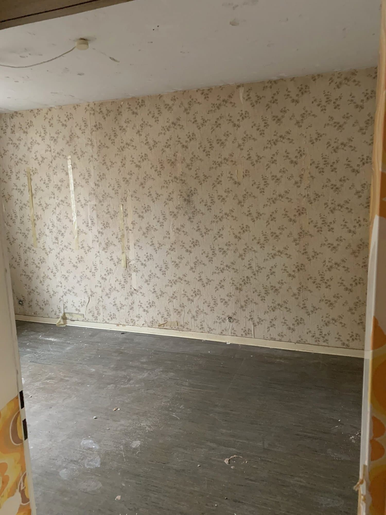 Leeres Zimmer nach der Räumung mit Blümchentapete