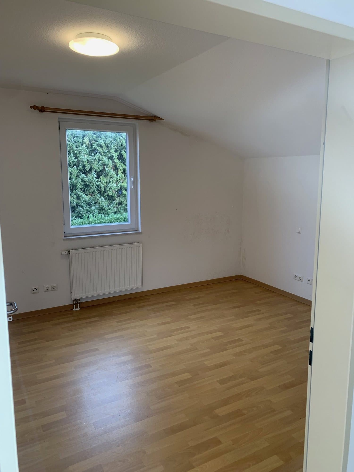 Dachzimmer nach der Räumung, leer