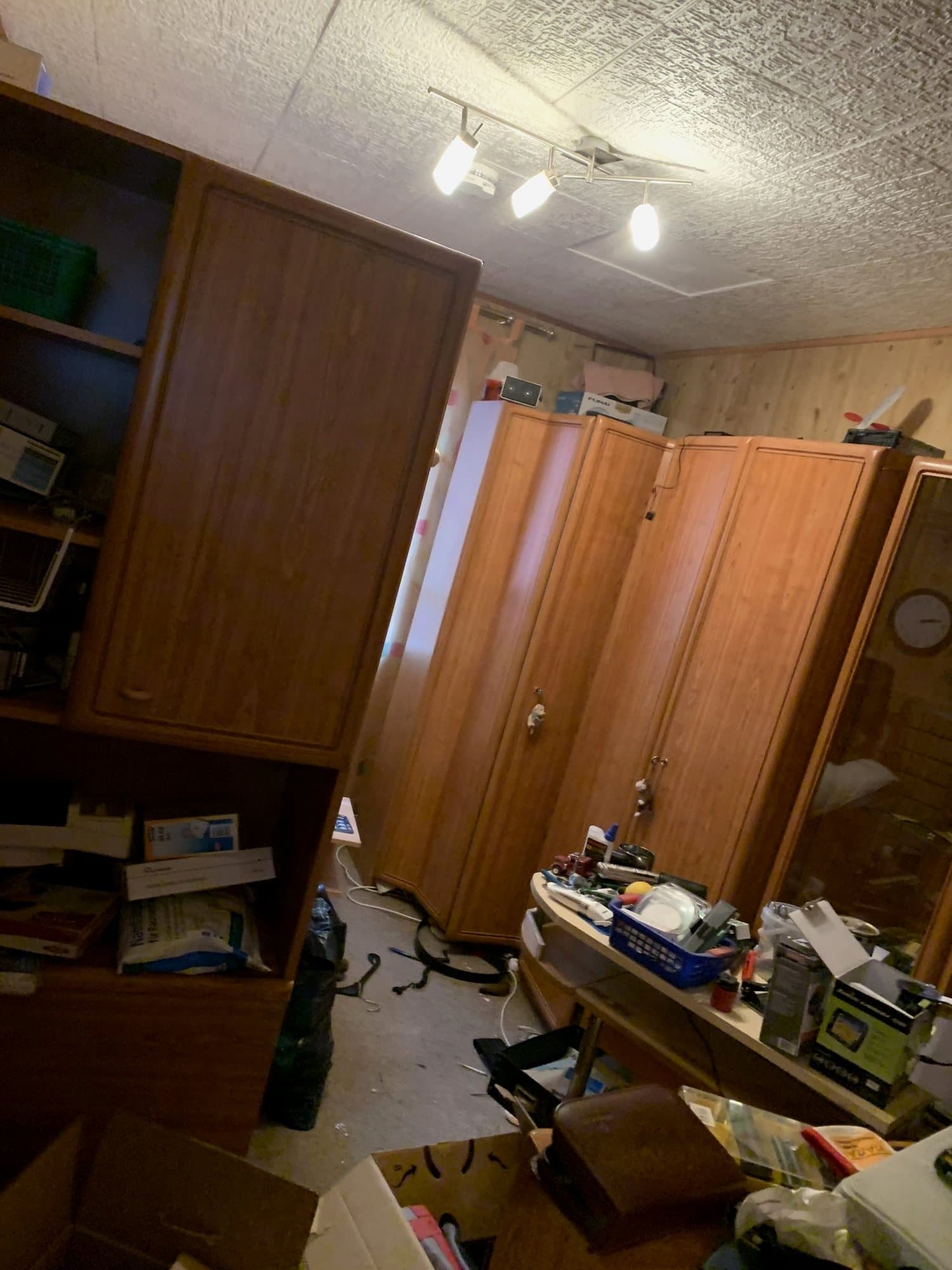 Zimmer vor der Räumung mit Schränken und Kartons