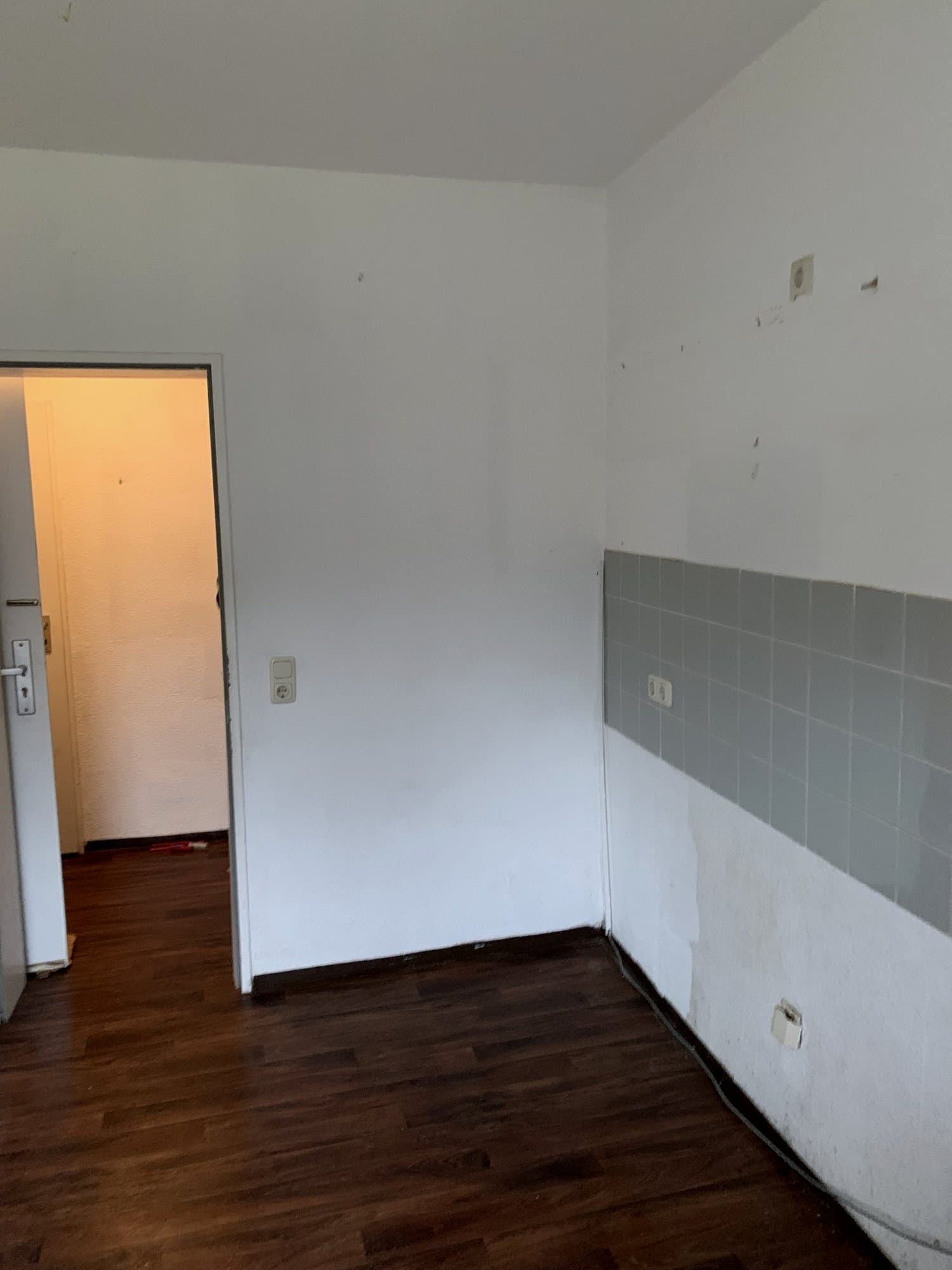 Küchenwand nach der Demontage, Fliesenspiegel ohne Schränke