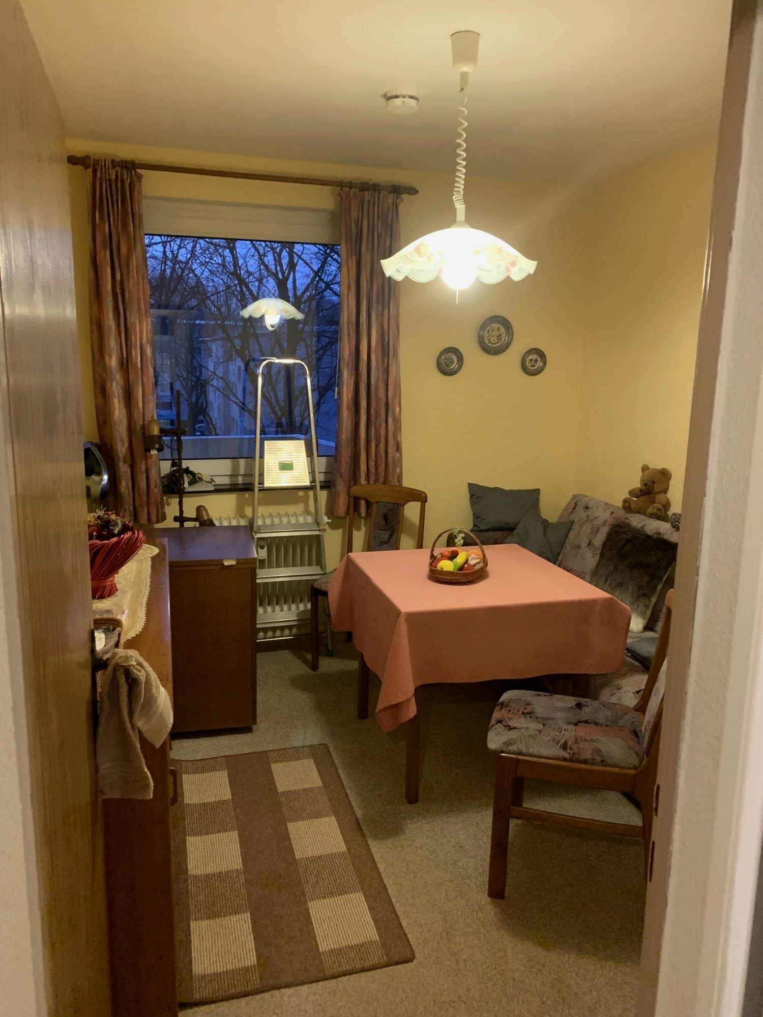Esszimmer vor der Räumung mit Tisch, Stühlen und Schrank