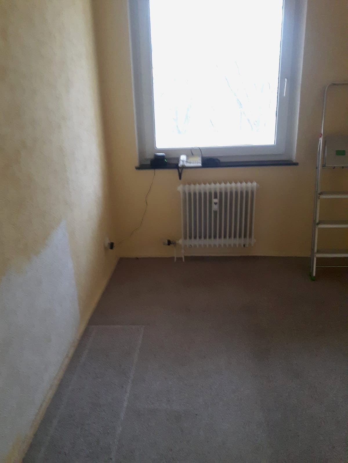 Esszimmer nach der Räumung, leer mit Teppichboden