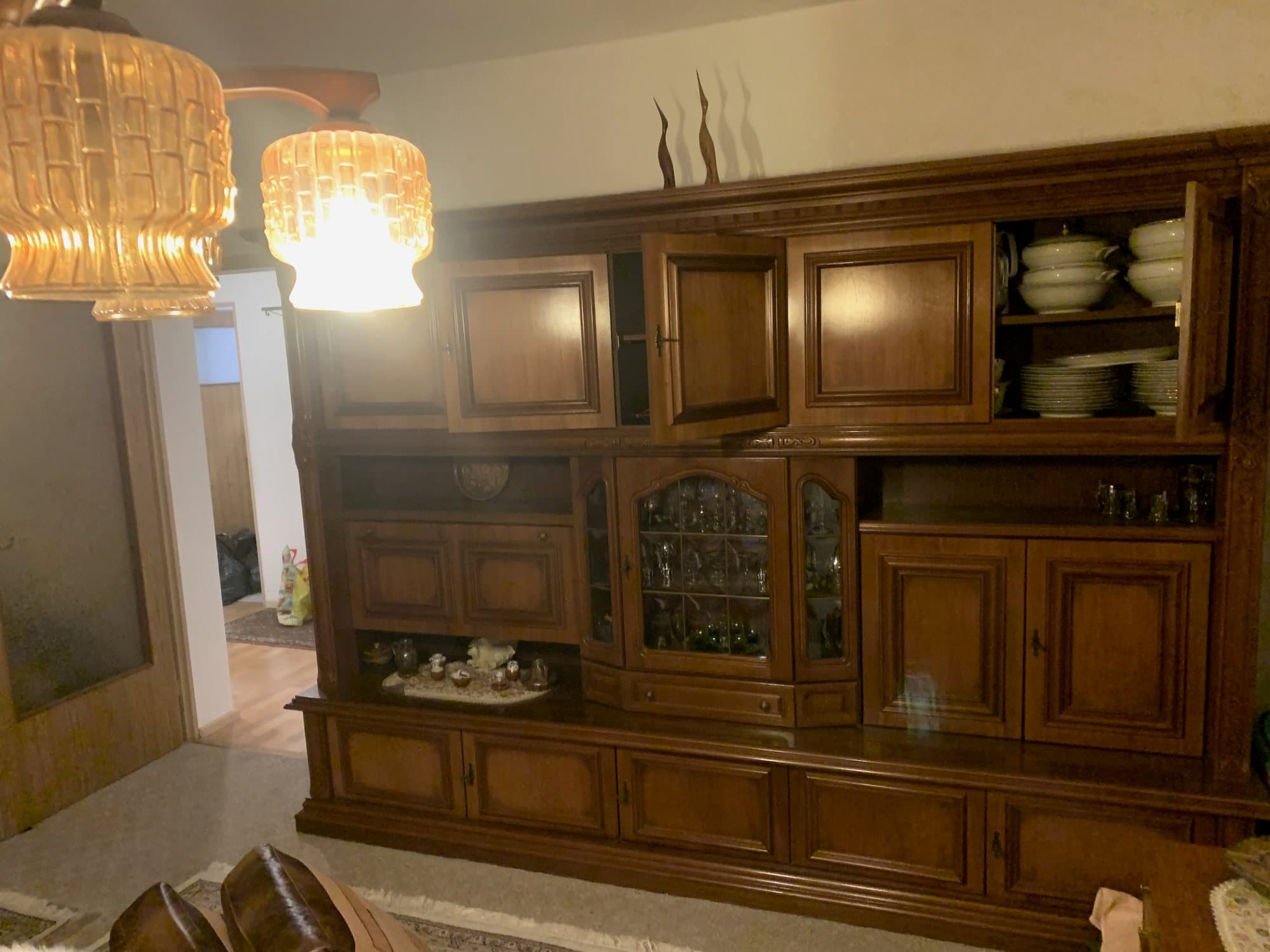Wohnzimmer mit großer Schrankwand vor der Demontage