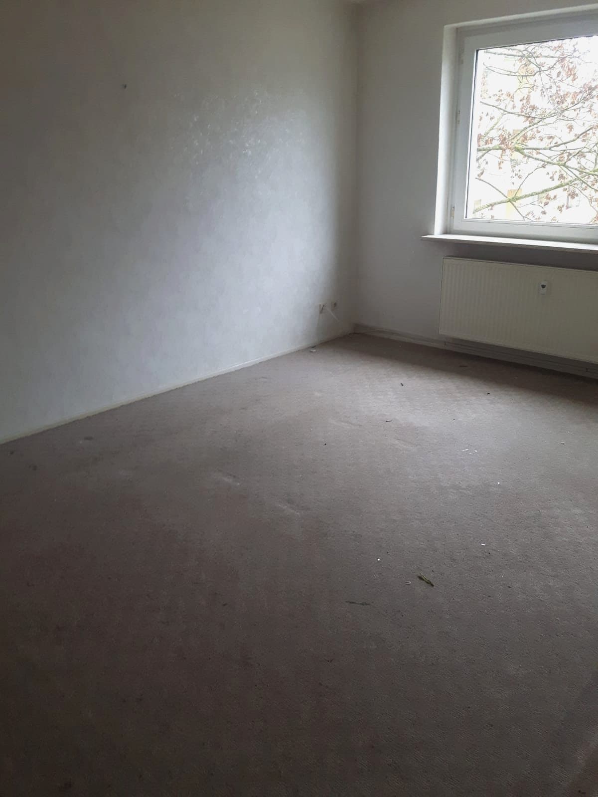 Leeres Zimmer nach Räumung und Möbeldemontage