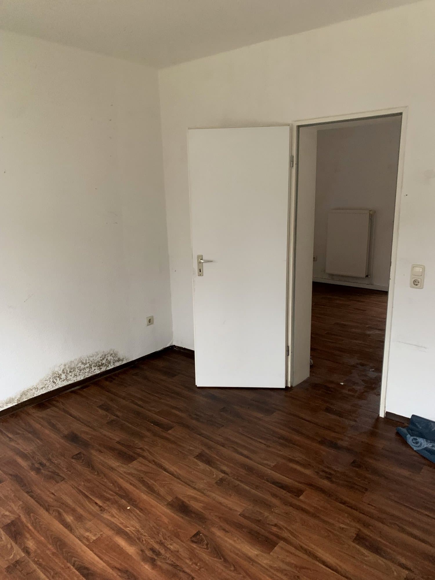 Leeres Zimmer nach der Räumung mit offener Tür