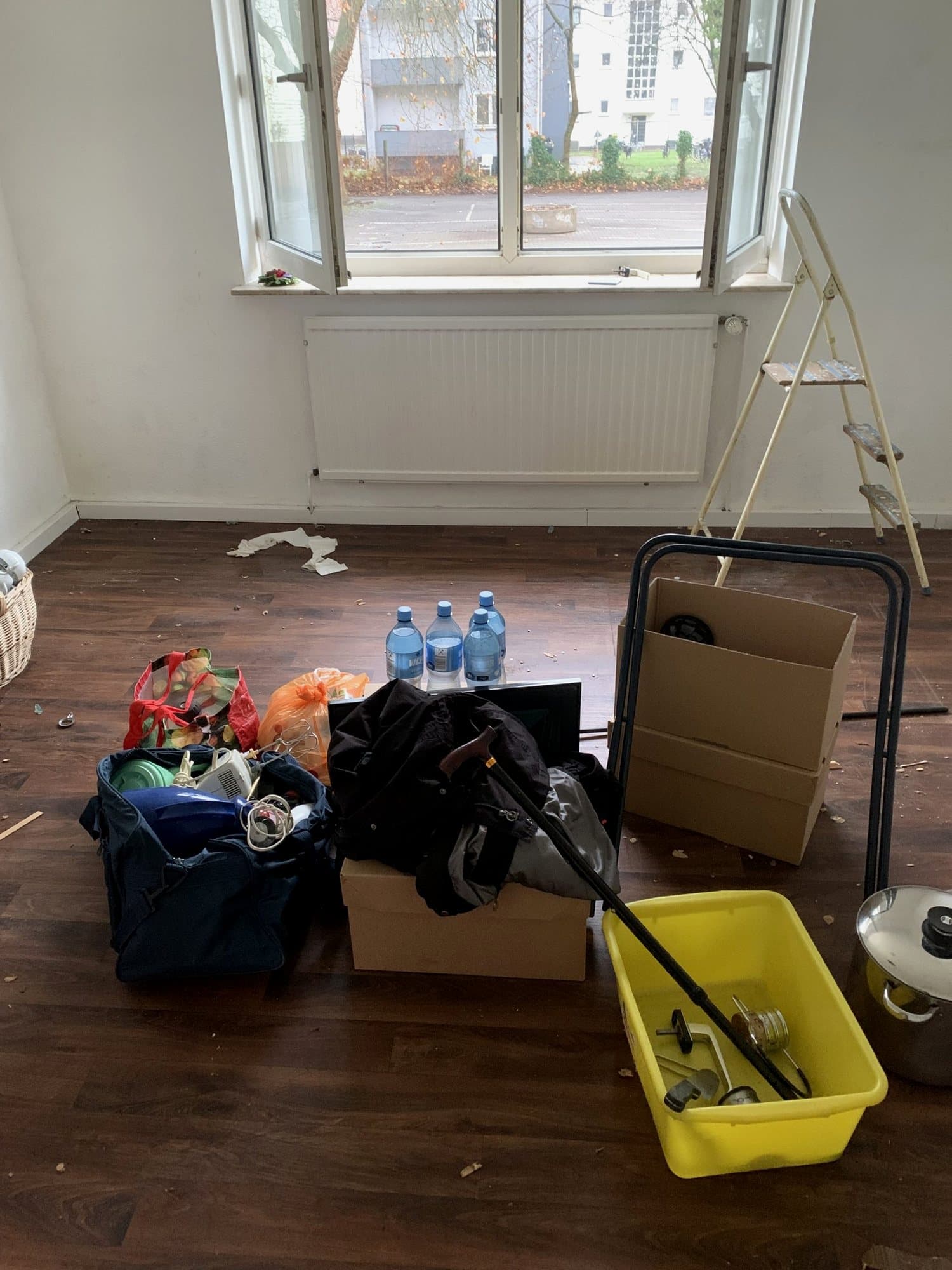 Zimmer vor der Entsorgung mit Taschen, Kartons und Kisten