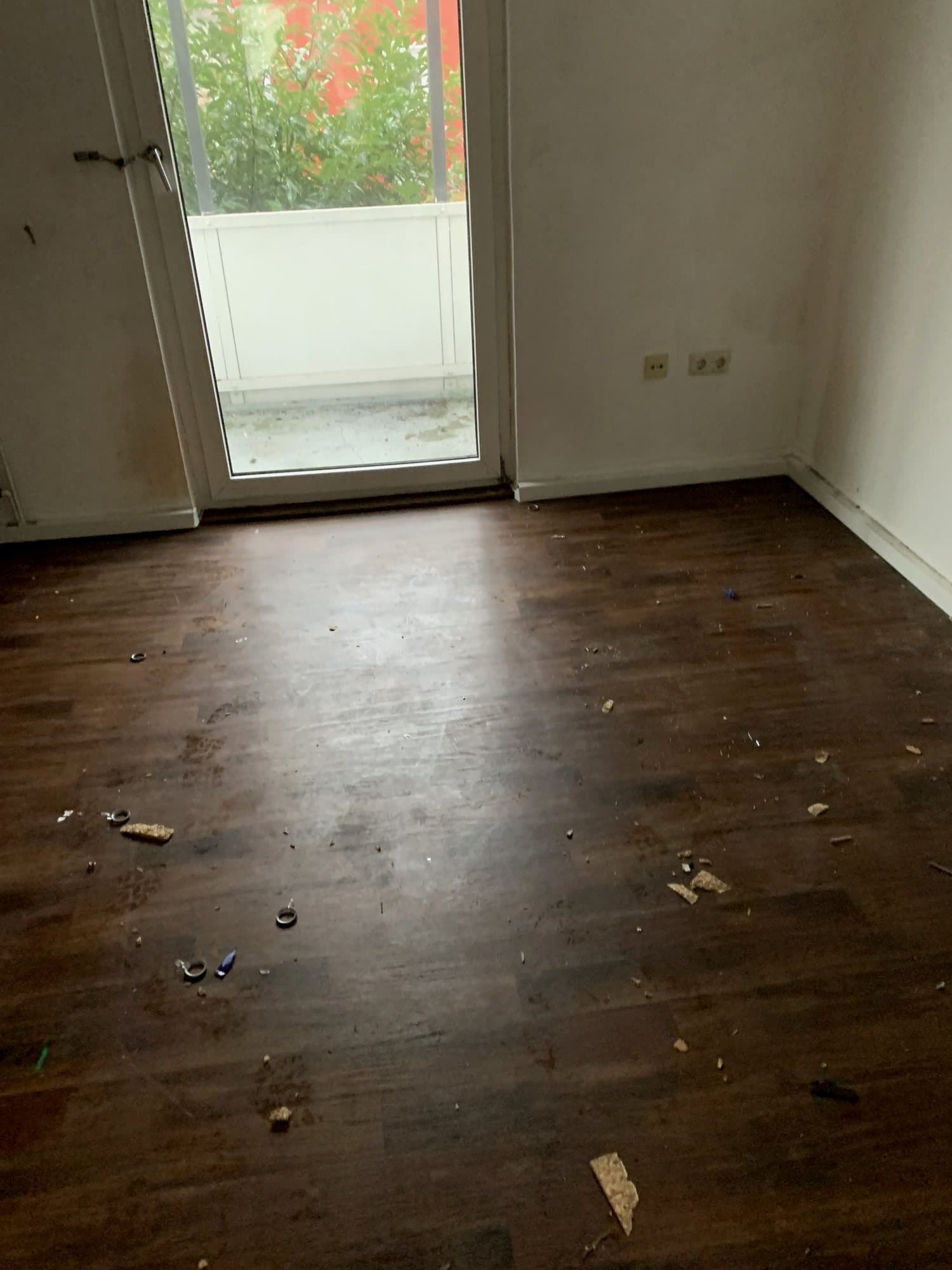 Zimmer nach der Entsorgung, ausgeräumt, mit Resten auf dem Boden