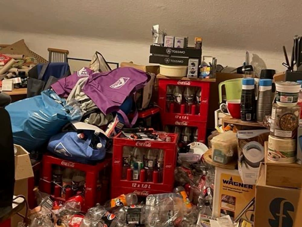 Zimmer voller Getränkekisten, Taschen und Vorräte